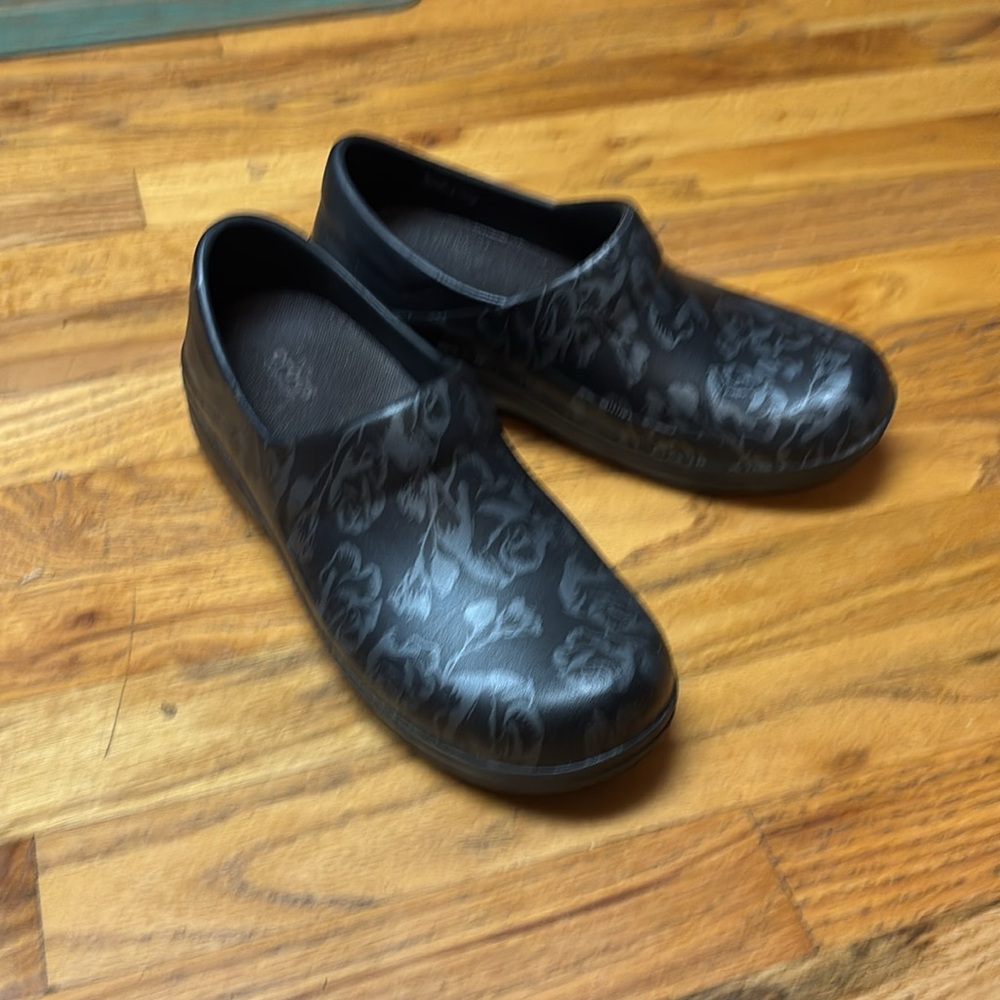 Crocs Neria Pro II Black Floral Clogs - Picture 5 of 5